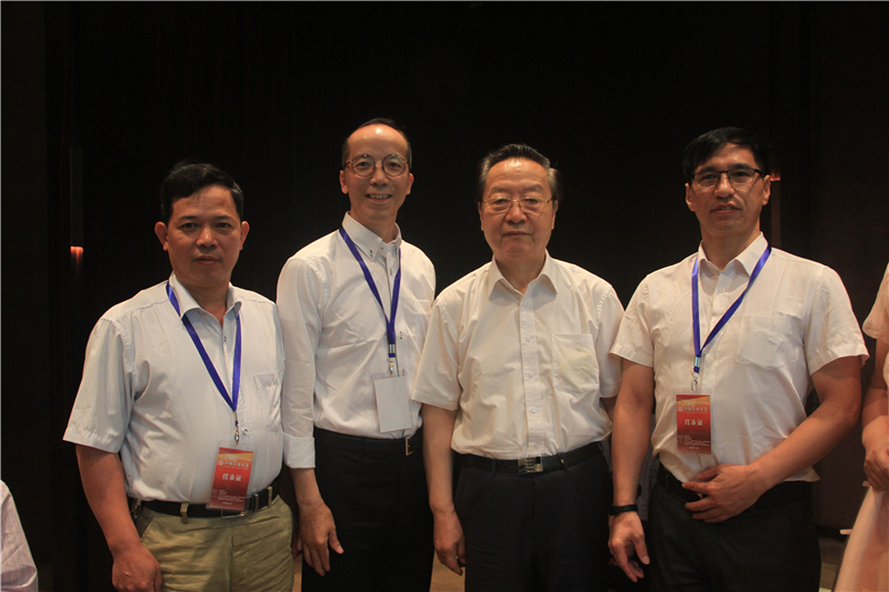 2016年6月，雷建強(qiáng)和其他企業(yè)代表與全國政協(xié)常委、全國政協(xié)經(jīng)濟(jì)委員會(huì)副主任、工信部首任部長李毅中（右二）合影